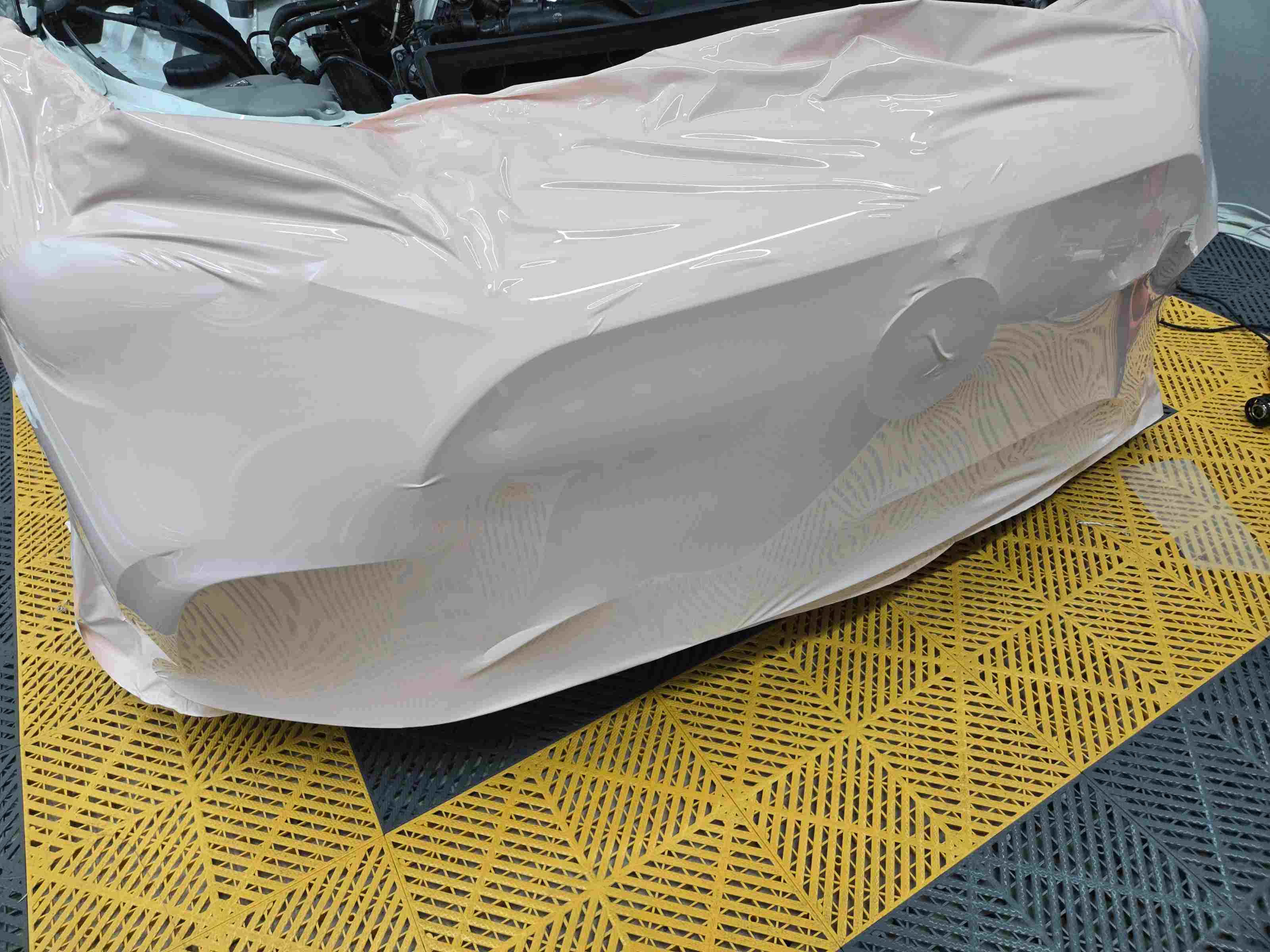 Mercedes-AMG C43 フロントバンパー シェルピンク ラッピングフィルム 施工中 貼り付け