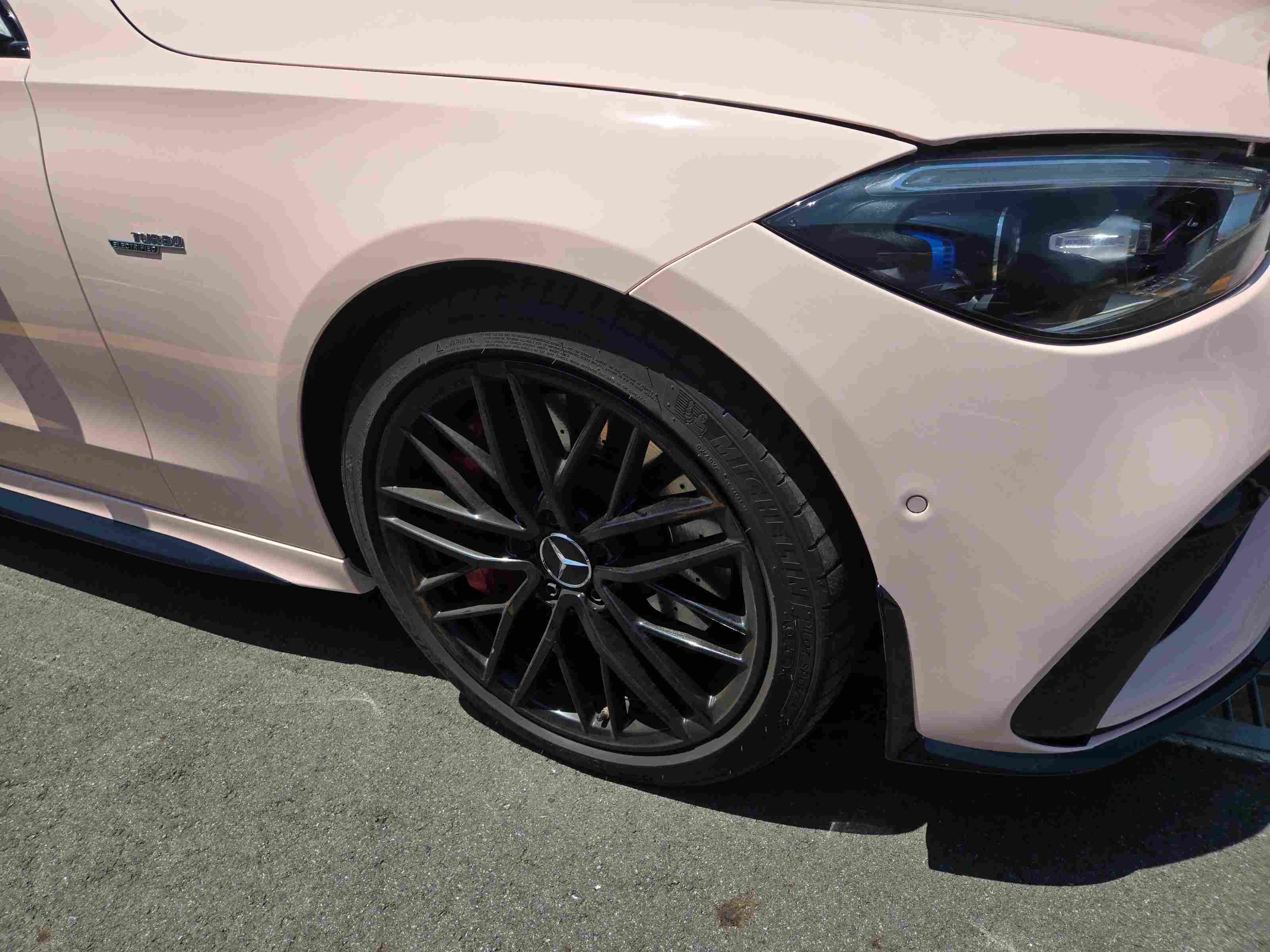 Mercedes-AMG C43 右フロントフェンダー シェルピンク ラッピング完成 特写