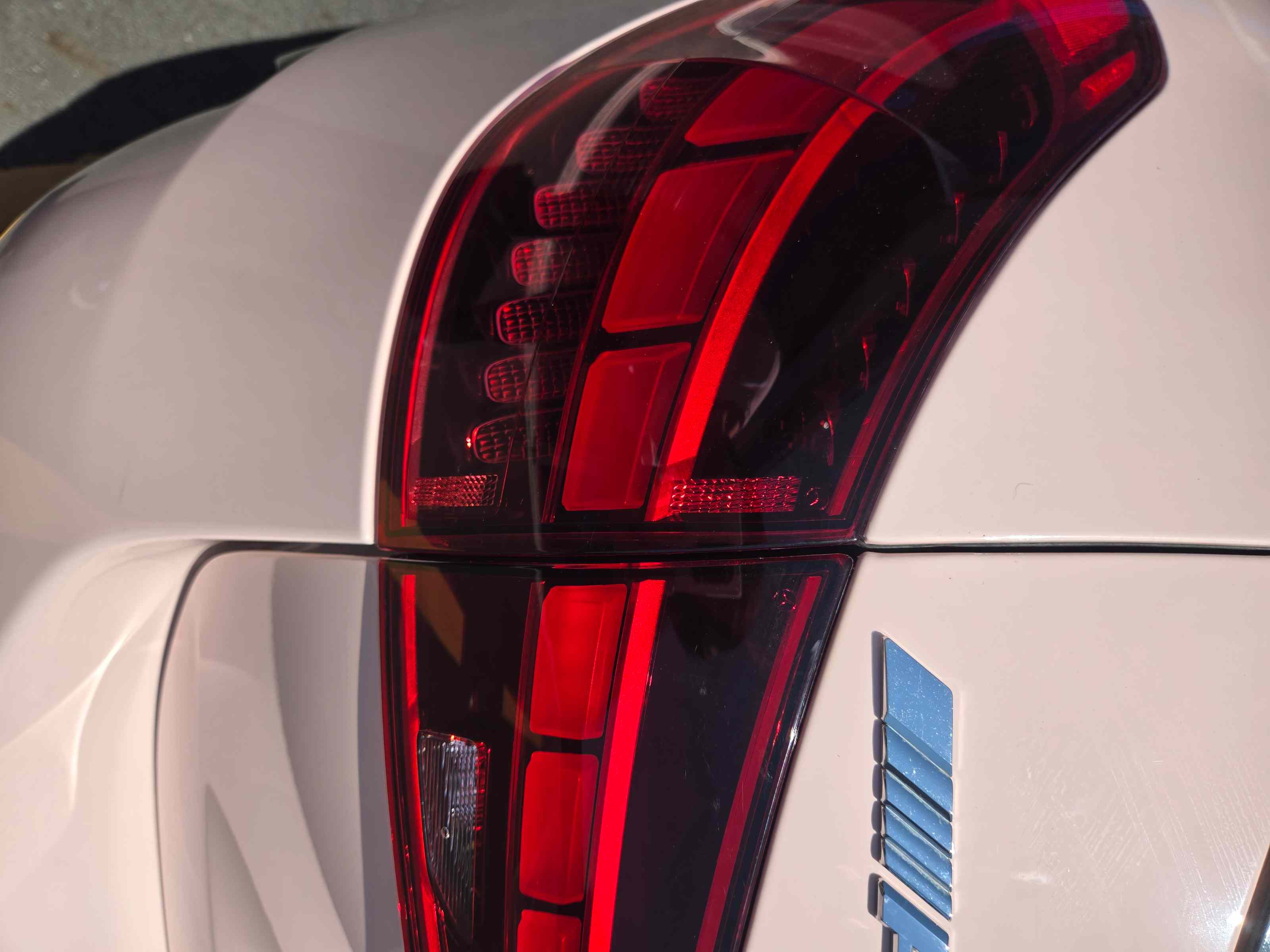 Mercedes-AMG C43 リアバンパー上部・トランクリッド 境界 隙間 エッジ処理 シェルピンク ラッピング 特写