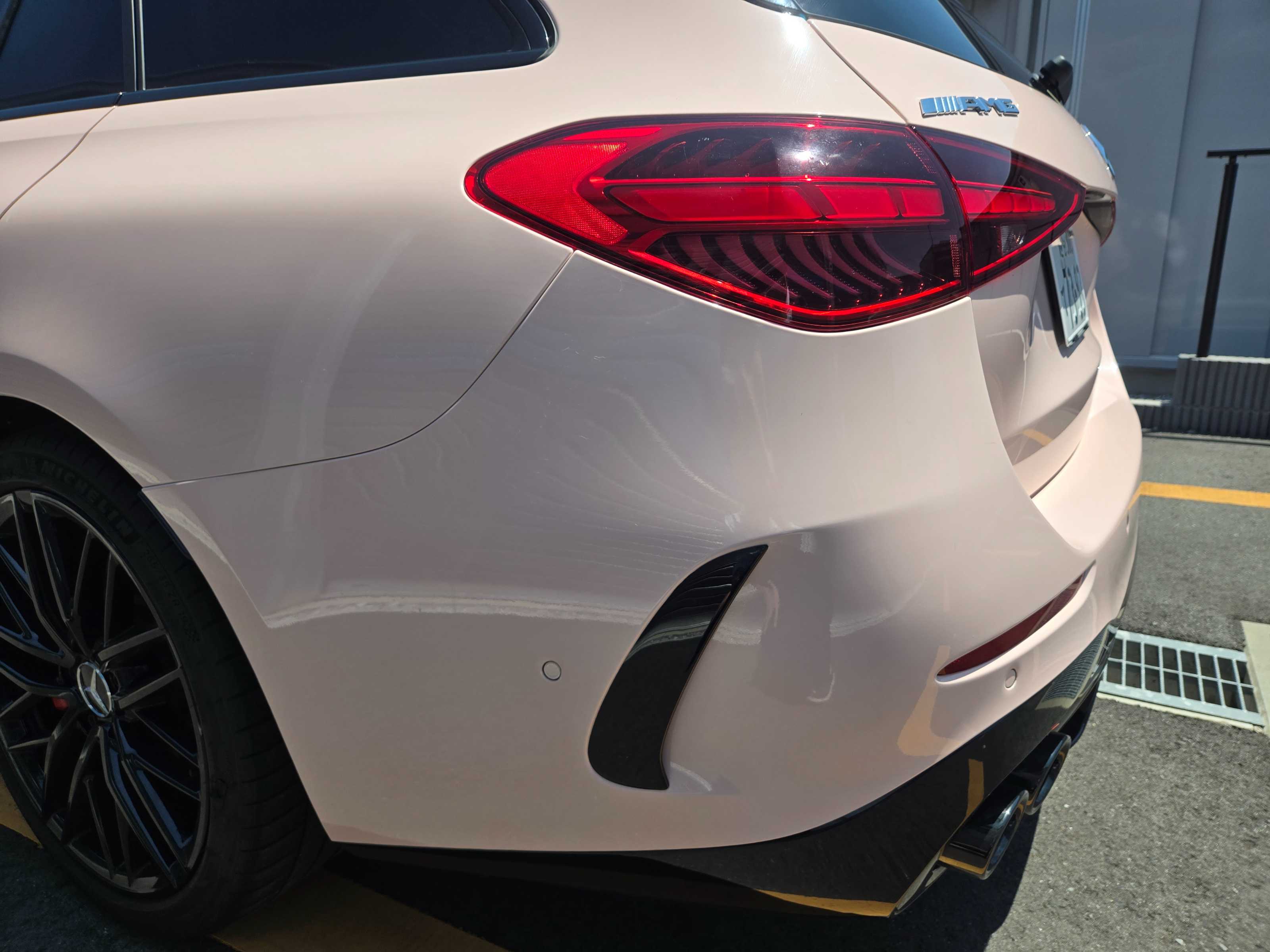 Mercedes-AMG C43 リアバンパー左側 細部 特写 シェルピンク ラッピング完成